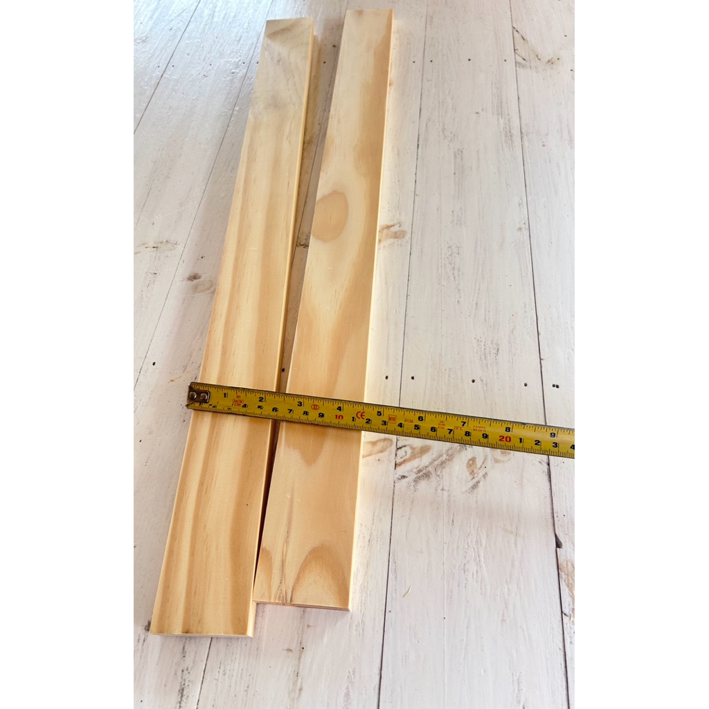 กว้าง5cm.หนา1.5cm.ยาว60cm.จำนวน1แผ่น ไม้สนนอก เป็นไม้สนใหม่มือ1 รีบเรียบทั้ง4 ด้าน ไม่มีรอยตะปู พร้อมใช้งาน