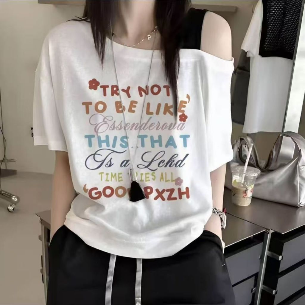เสื้อยืดผู้หญิง ทรงสวยมาก เสื้อปาดไหล่ เสือใส่สบาย ทรงหลวม แบบบาง ลายอักษร เสื้อยืดคอกว้างทรงใหญ่ ดแขนสั้น สายเดี่ยM-XXL