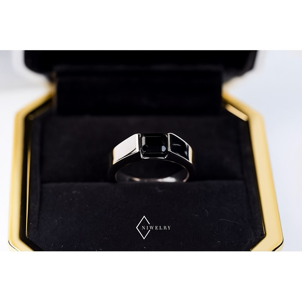 แหวนพลอยนิล แท้ รุ่น Classic Octagon ตัวเรือนเงินแท้ แจ้งไซส์ในข้อความ พร้อมใบรับประกัน