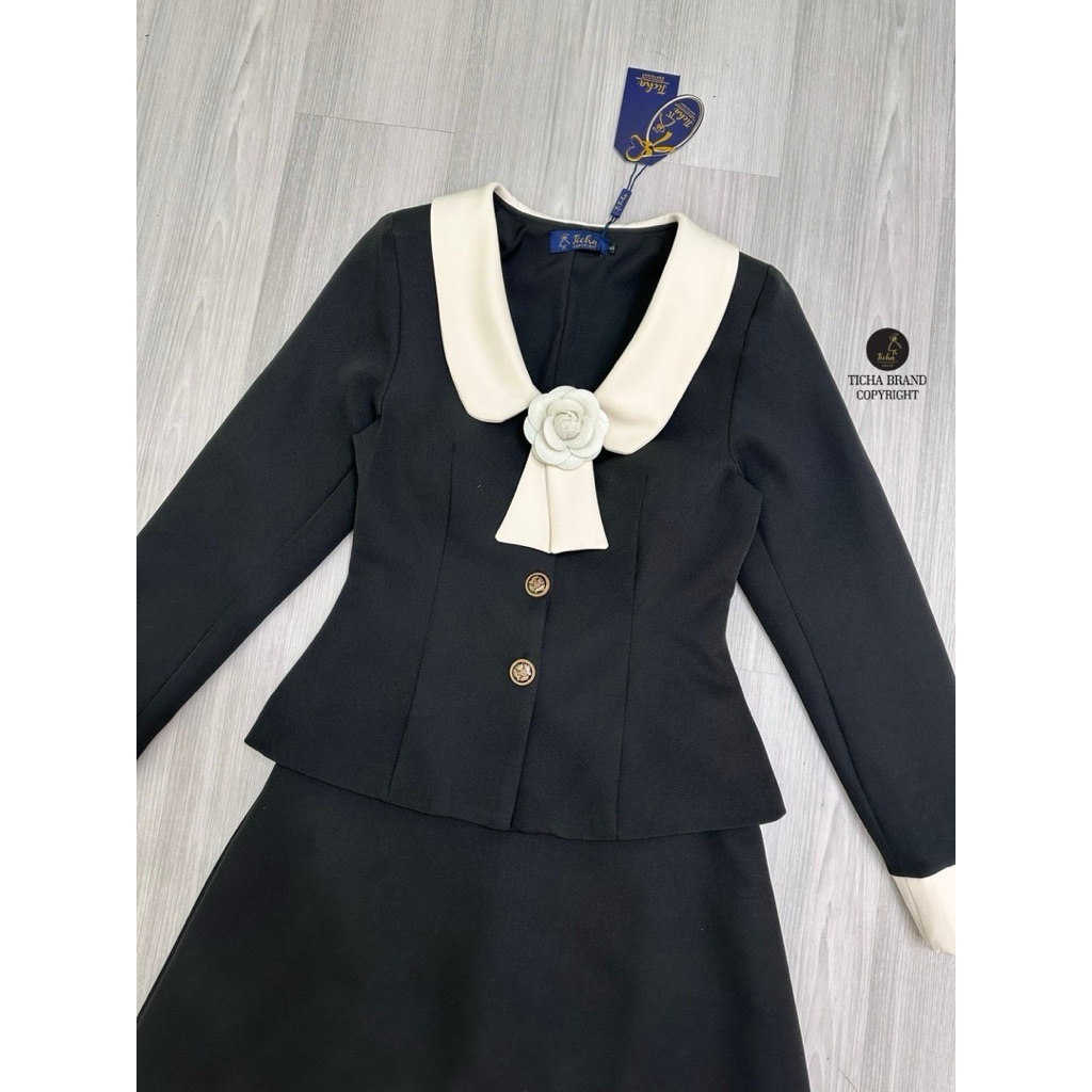 Ticha•ชุดเซต2ชิ้น สีดำเสื้อแขนยาวคอปกครีมและปลายแขนครีม แต่งเข็มกลัดริบบิ้นโบว์ดอกไม้ที่คอ มาพร้อมกับกระโปรงยาว - รูปที่ 5