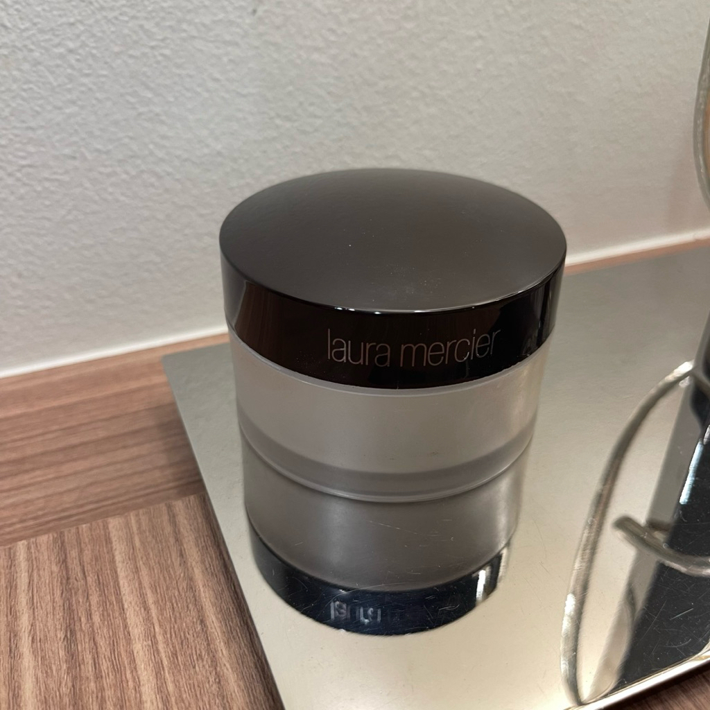 ตลับแป้ง ตลับเปล่า Laura Mercier ลอร่า เมอร์ซิเอ่อ สภาพใหม่ ไว้ตั้งโชว์ค่ะ ข้างในไม่มีแป้งและพัฟแล้ว