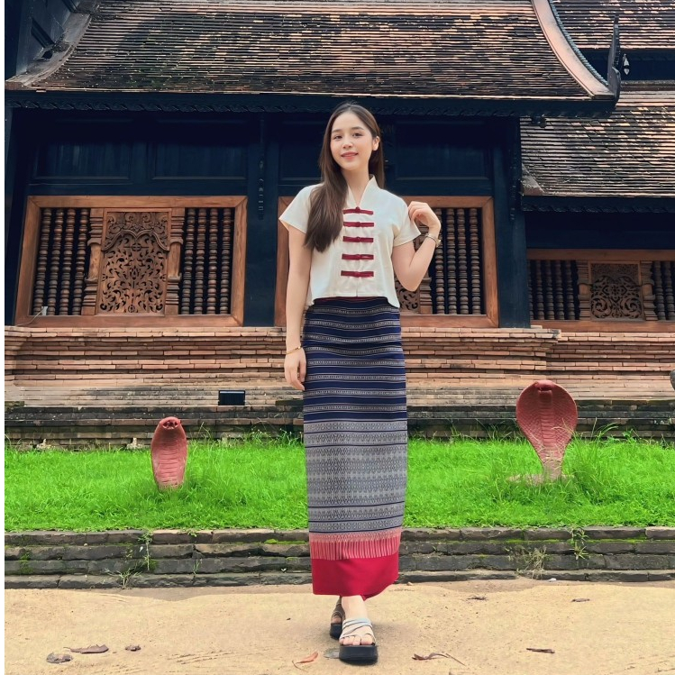 ผ้าถุงทอยกดอกอัดกาว สีกรมท่า-แดง ผ้าถุงเย็บสำเร็จติดตะขอและกระดุม