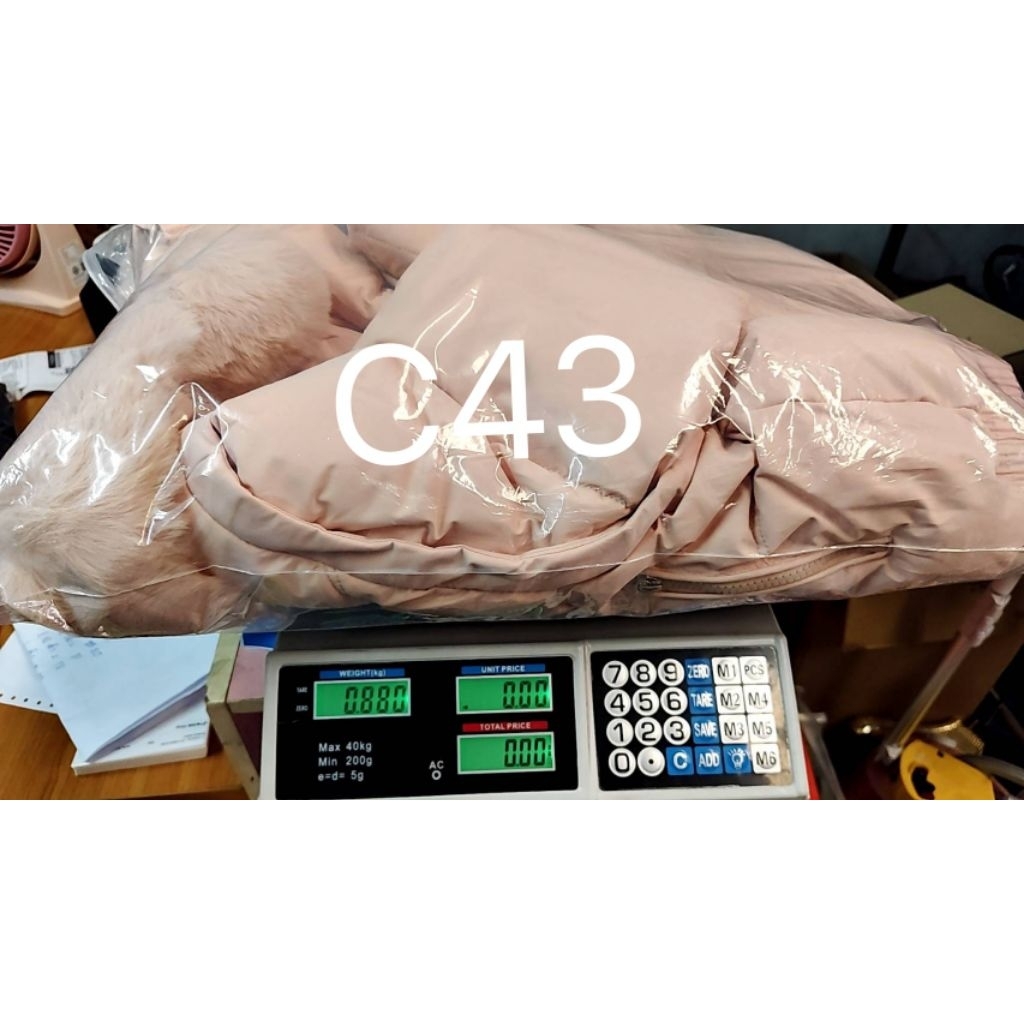 C43 โค้ทบุนวมครอป ถอดแขนได้เป็นกั๊กได้ และสามารถถอดหมวกได้ ทรงครอปสั้น ชายเสื้อสม็อค มีกระเป๋า2ข้างพร้อมซิป ราคา ถูกที่สุด ดีลบีเคเค แกลเลอรีภาพที่ 7