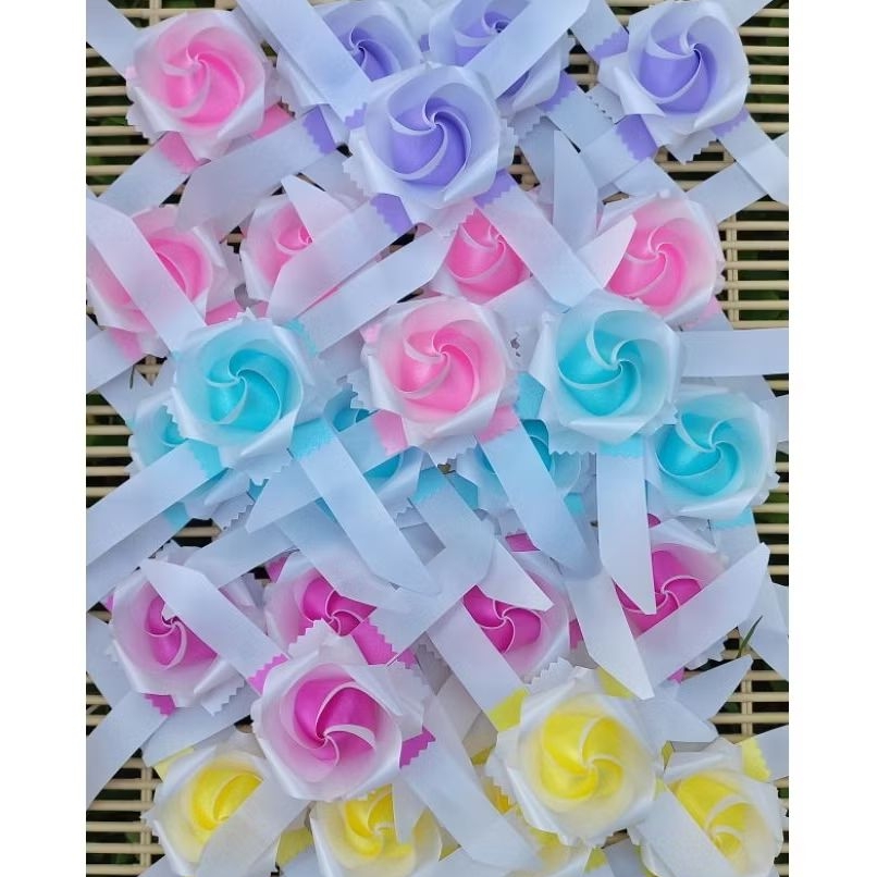 ดอกไม้โปรยทาน ดอกกุหลาบจิ๋วทำจากริบบิ้นหลากหลายสี ดอกเปล่า  ชุดละ 50 ชิ้น