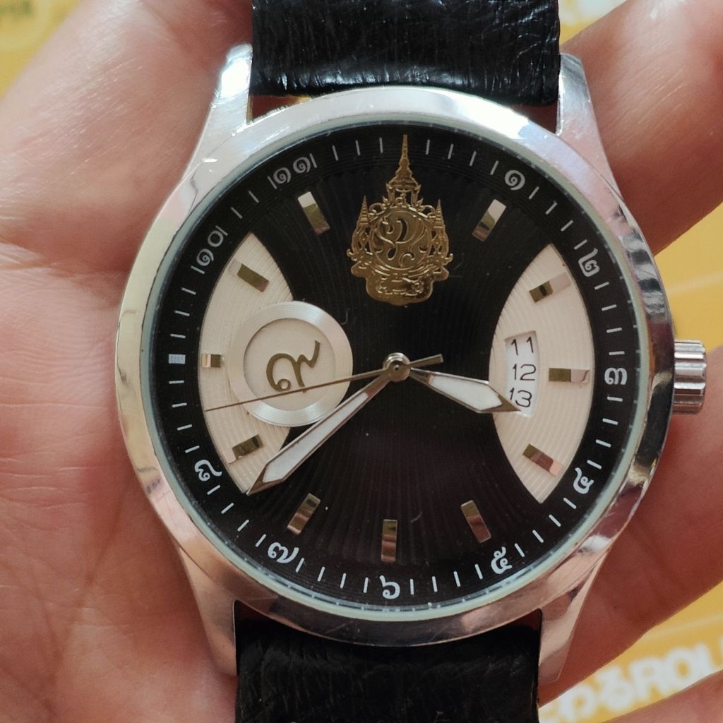 นาฬิกาวินเทจ Wise ตราสัญลักษณ์ ภปร ร.9 หน้าดำยอดนิยม มือสองสภาพสวย ระบบควอตซ์ สายใหม่หนังนกกระจอกเทศ