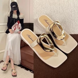พร้อมส่งจากไทย【223】 รองเท้าแตะหูคีบแต่อะไหล่ทองเล่นแสงใส่แล้วเท้าดูขาวส้นไม่สูงมาก