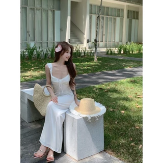 Beryl เดรสสายเดี่ยวสีขาว เปิดหลัง เข้ารูปช่วงเอว ช่วยให้ดูผอมเพรียว สไตล์เรียบหรูและอ่อนโยน