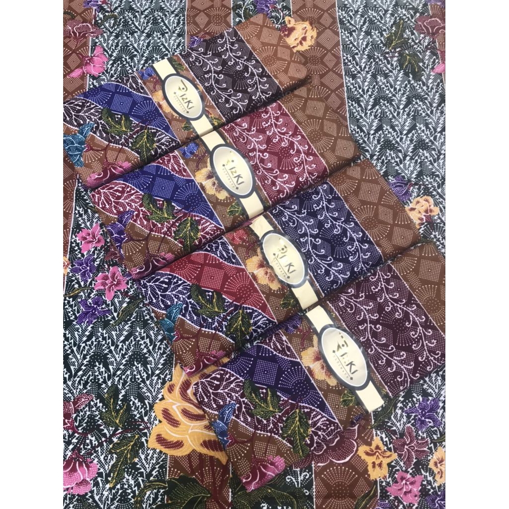 ผ้าถุงผู้หญิงตรา Rizki ใบโพธิ์   เนื้อผ้าดี ขัดมัน7สี เย็บแล้ว ผ้าไม่ลื่น ขายยกมัด1มัดมี5ผืน