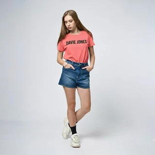 DAVIE JONES WOMEN [BE FEARLESS] เสื้อยืดผู้หญิง Logo Slim Fit T-Shirt สีขาว ดำ เบจ ชมพู กรม เขียว เขียวอมเทา LG0006