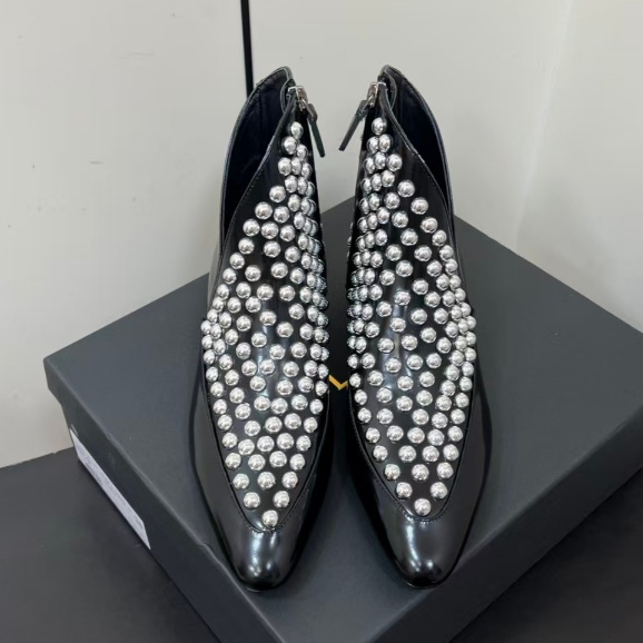 ใหม่ ALAIA / Funky Rivet สั้นรองเท้าหนังวัวลูกปัดด้านข้างซิปข้อเท้ารองเท้าผู้หญิงสีดำ