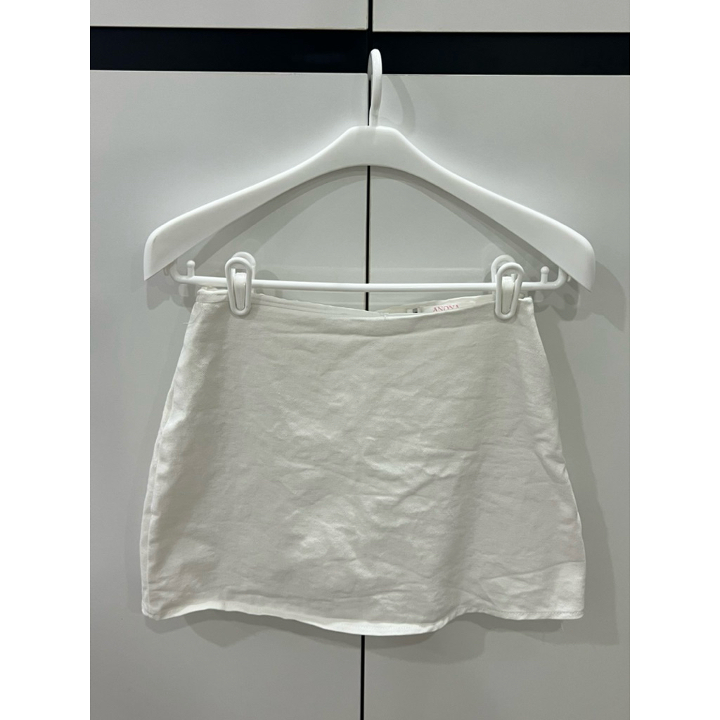 ส่งต่อ กระโปรงสั้นรอบทรงเอผ้ายีนส์ สีขาว Size S จาก Anonashop  NORRA Skirt Pants