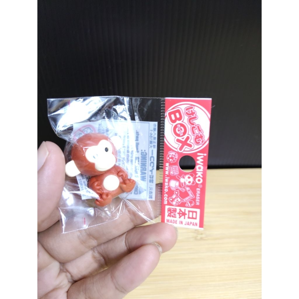 ยางลบรูปทรงสัตว์ (ลิง) จากแบรนด์ Iwako ซึ่งเป็นยางลบปริศนา (puzzle eraser)