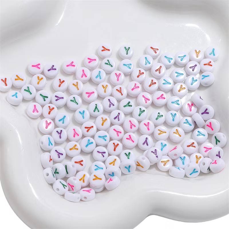 No.5 ลูกปัดตัวอักษร เลือกอักษรได้ พื้นสีขาวอักษรสี แบบกลมแบน ทรงเม็ดยา ลูกปัดตัวอักษรภาษาอังกฤษ A-Z ลูกปัดทำพวงกุญแจ - รูปที่ 4