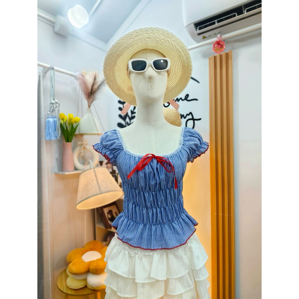 เสื้อครอบแขนตุ๊กตา แต่งโบว์แดง เอวสม็อค ยืดได้เยอะมากนะบอกเลย สาวอวบก็ใช้ได้นะ