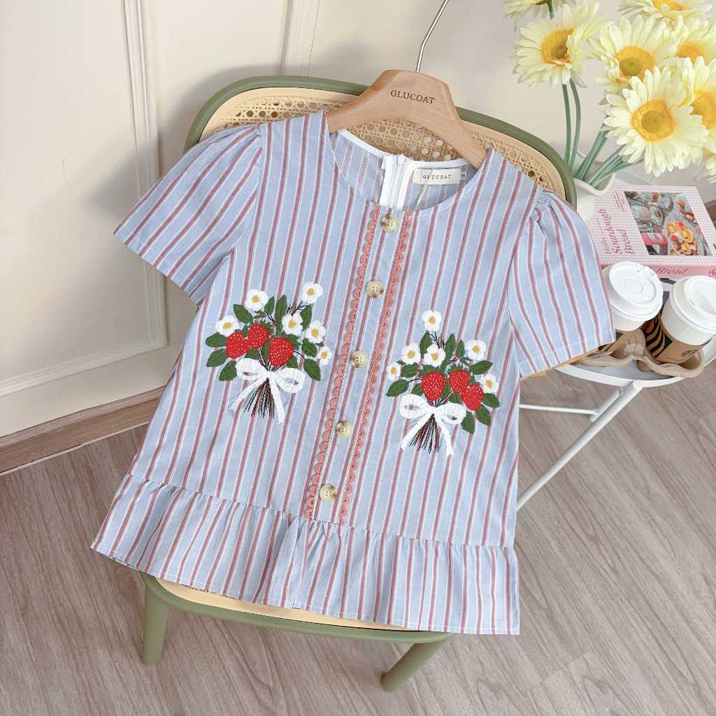 Glucoat | [U532/U614/U621] เสื้อแขนสั้นลายริ้วฟ้า/ฟ้าริ้วแดง/ชมพูริ้วขาว คอกลม ปักดอกไม้ ชายเสื้อระบาย เเต่งกระดุมหน้า