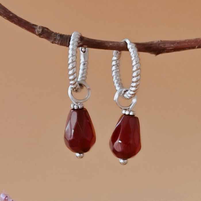Vachana - Red Agate Pomegranate Seed Earrings (ต่างหูเมล็ดทับทิมพลอยแท้ มีต่างหูเงินแท้ 92.5%)