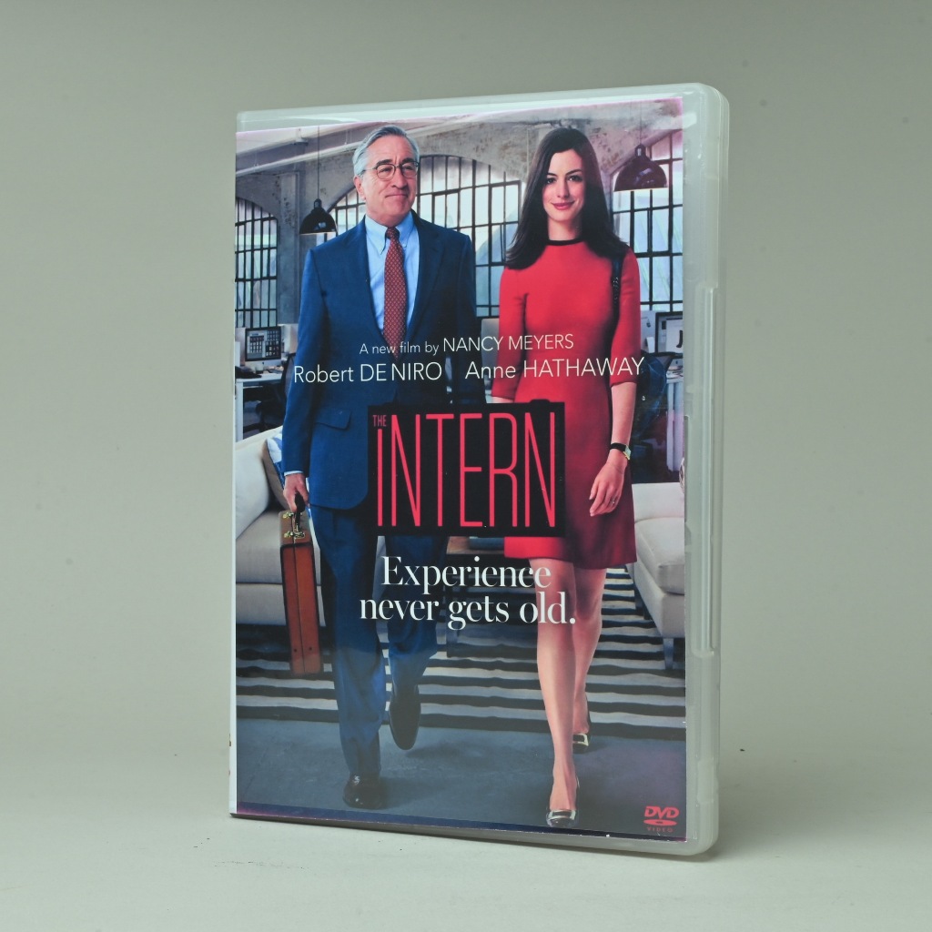 แผ่น  DVD หนังเรื่อง The Intern นำแสดงโดย Robert De Niro และ Anne Hathaway