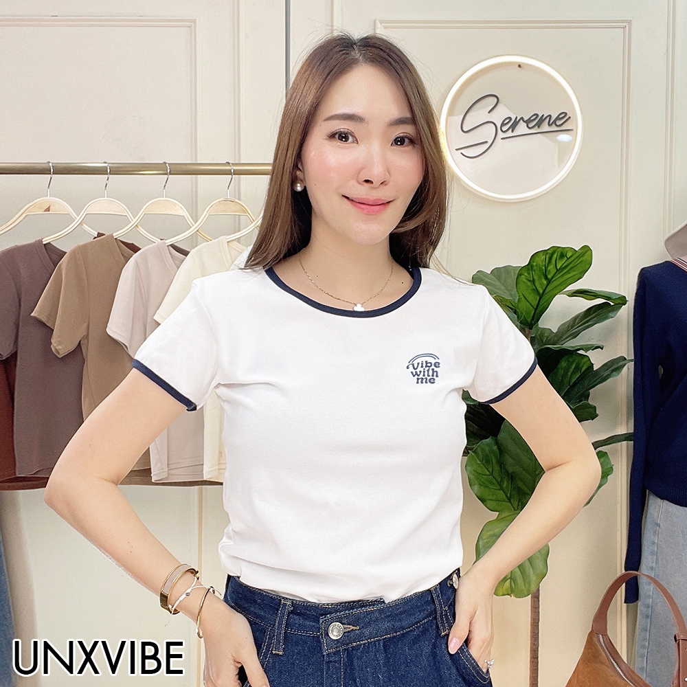 Serene's Choice เสื้อคอกลม แขนสั้น ผู้หญิง แต่งรอบคอและแขน สกรีนลาย VIBE WITH ME