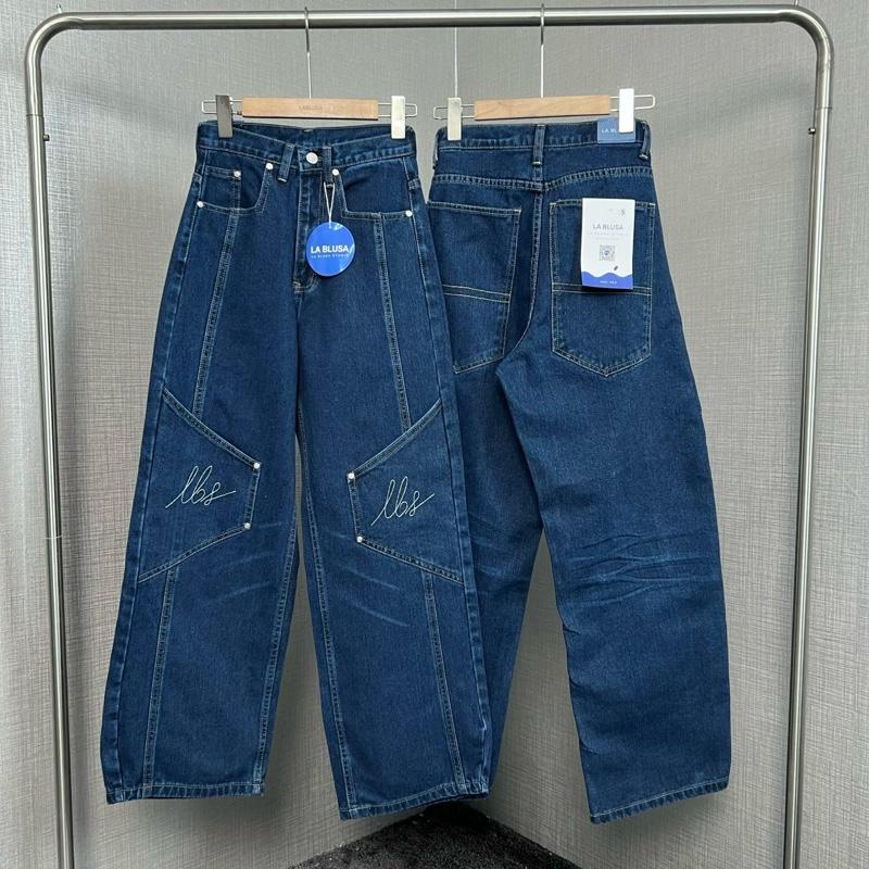 LABLUSA - LBS360 : กางเกงยีนส์ทรงบาร์เรลแต่งตะเข็บกระเป๋าเปลี่ยมปัก ปลายขาเก็บมุม ดีไซน์เท่ใส่ได้ทั้งชายและหญิง