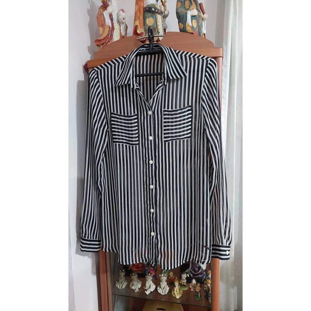 "AIIZ" เสื้อเชิ้ตลายทางขาวดำ