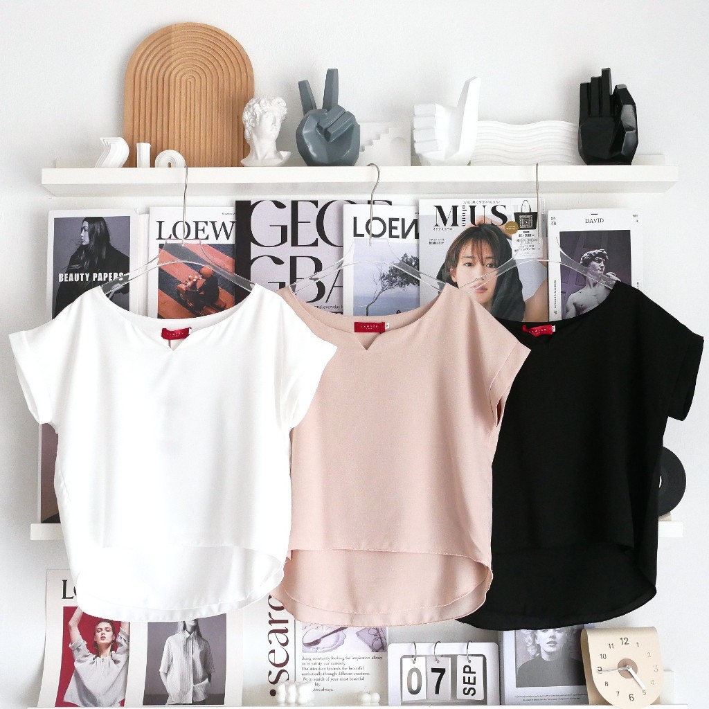 Lawyer Store | [5231646] เสื้อคอปาด แขนเลย เว้าวีมีดีเทล เสื้อ2ชั้น หน้าสั้น-หลังยาว เหมาะกับสายมินิมอล มี 3 สี