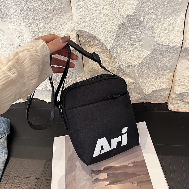 ARI ESSENTIAL POCKET BAG - BLACK (AHW1585-01) กระเป๋าสะพายข้าง อาริ ESSENTIAL POCKET สีดำ house