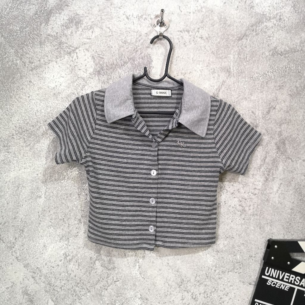 ผ้ามือสอง เสื้อครอปแขนสั้น G-ROSE