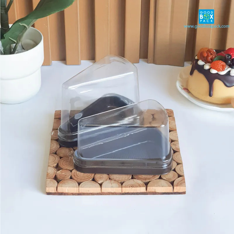 Goodboxpack(แพ็คละ25ชุด) กล่องเค้กสามเหลี่ยม พลาสติกสีน้ำตาล กล่องพลาสติกอย่างดี พร้อมฝา