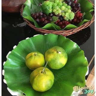 ใบบัวเทียม มีหลายขนาด เหมาะสำหรับใช้เป็นรองจานและภาชนะใส่อาหารในร้านอาหาร คาเฟ่ และตกแต่งมุมถ่ายรูป