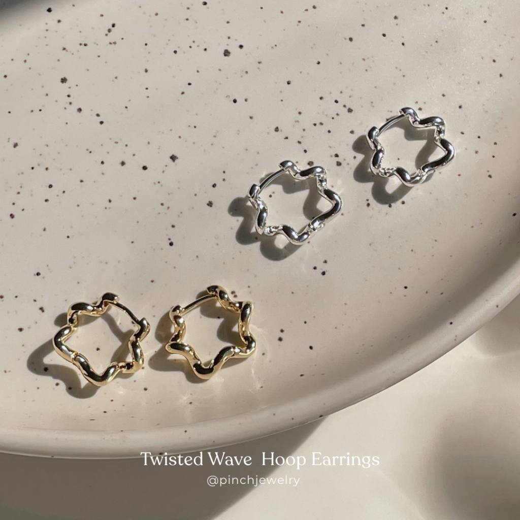 Pinch Twisted Wave  Hoop Earrings ต่างหูห่วงดีไซน์หยัก