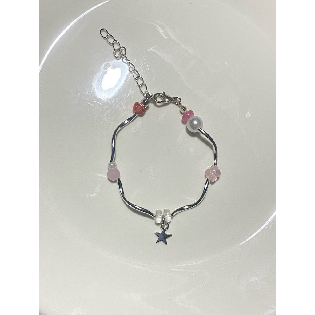 [Aozora_bead] กำไลลูกปัด ธีมชมพู+อะไหล่โค้งเงิน มีหลายแบบให้เลือก