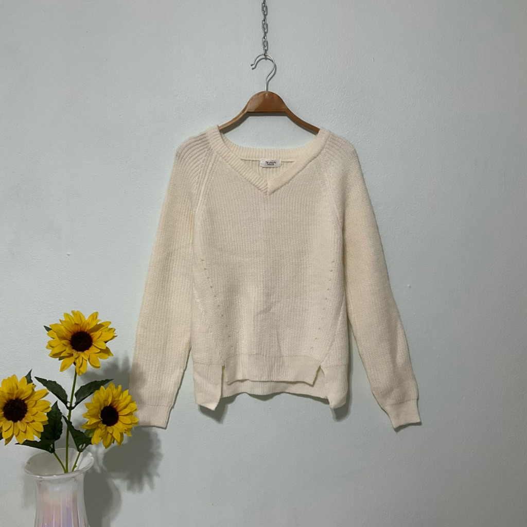 SW105 เสื้อสเวตเตอร์ผ้าถัก Te chichi สีครีมไซส์ M อกผ้า32-38“ยาว23”ผ้านุ่มๆงานใหม่ป้ายห้อย
