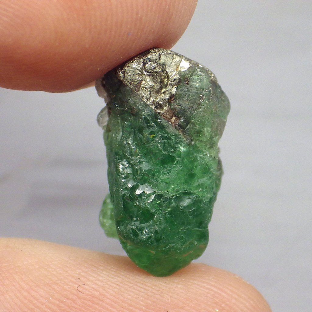 พลอย ก้อน ดิบ ซาโวไรท์ การ์เน็ต โกเมน เขียว ธรรมชาติ แท้ ( Natural Green Chrome Tsavorite Garnet ) ห
