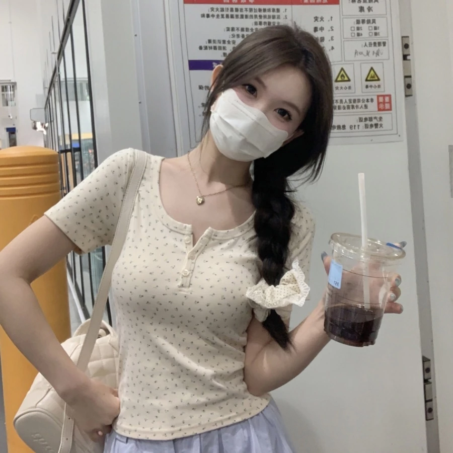 เสื้อหญิงคอ U ลายดอกไม้เล็ก ทรง BM ตัวสั้น ใส่แล้วผอม พร้อมส่ง thumbnail 3