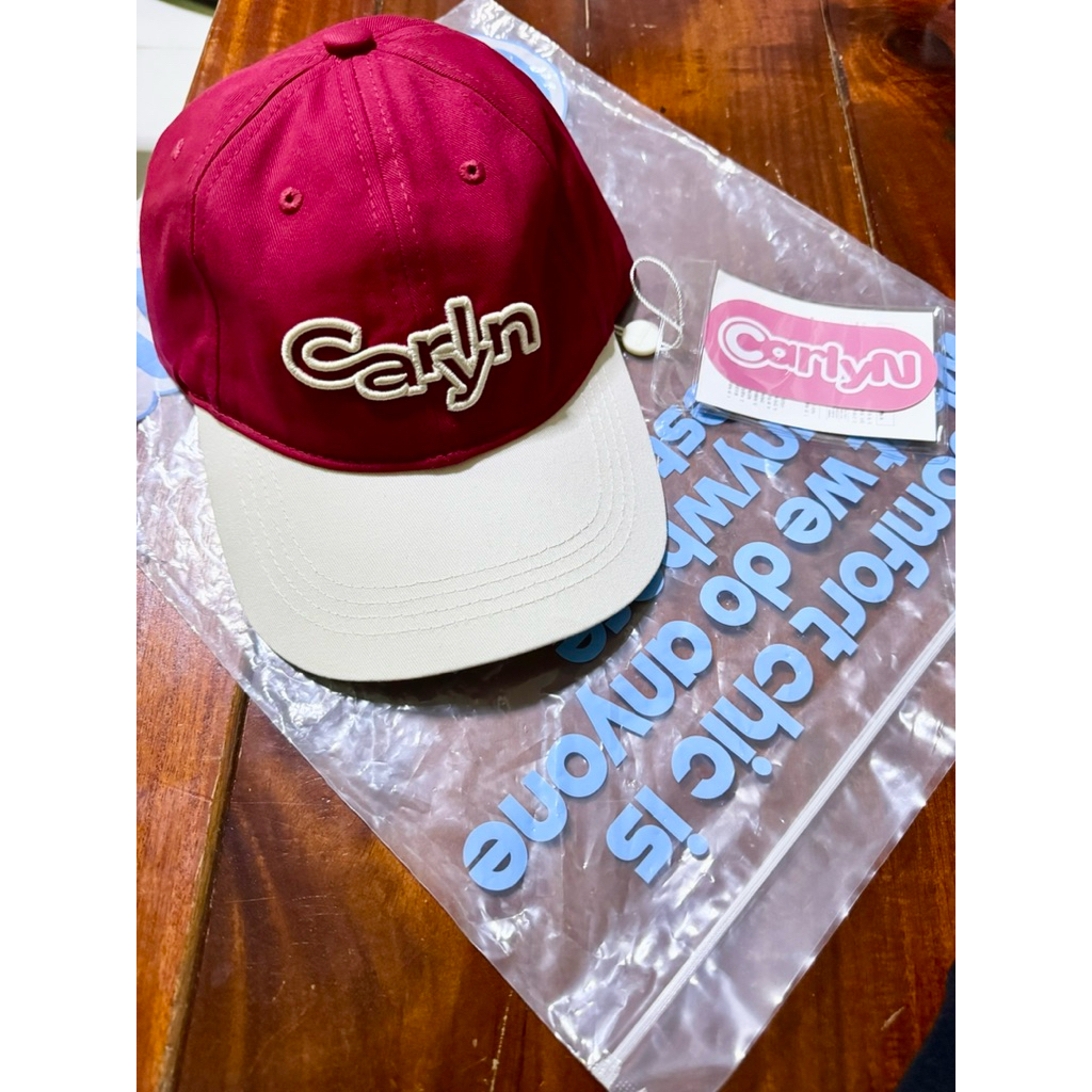 หมวก Carlyn สีแดง แบรนด์ Carlyn