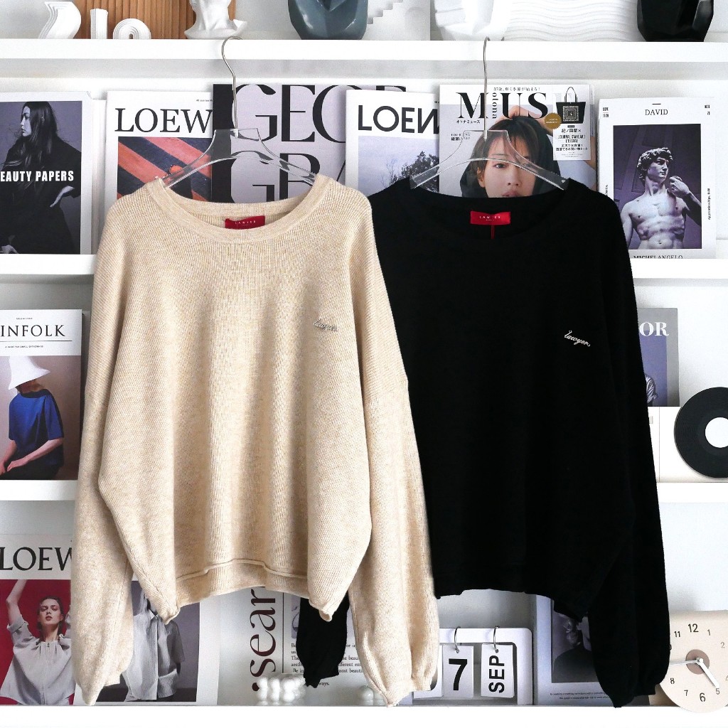 Lawyer Store | [23117] เสื้อไหมพรม คอกลมแขนบอลลูน โลโก้โลหะ Lawyer เนื้อผ้าทิ้งตัวมีน้ำหนัก เนื้อผ้า