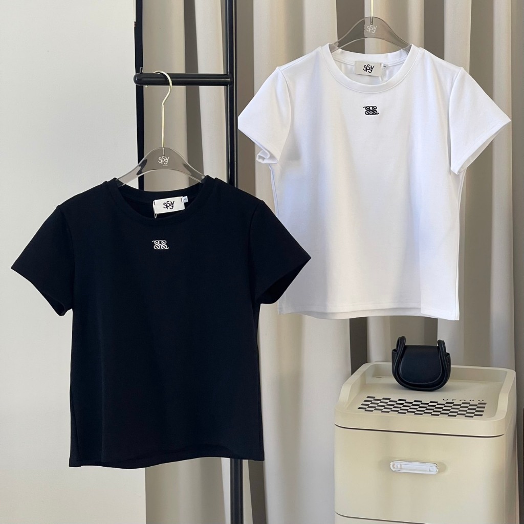SISSY : เสื้อยืดแขนสั้น Baby tee (S-XL) คอกลมทรงสวย ผ้านุ่ม อยู่ทรงสวย ปักโลโก้  โทนสีคลาสสิกใส่ง่ายทุกวัน