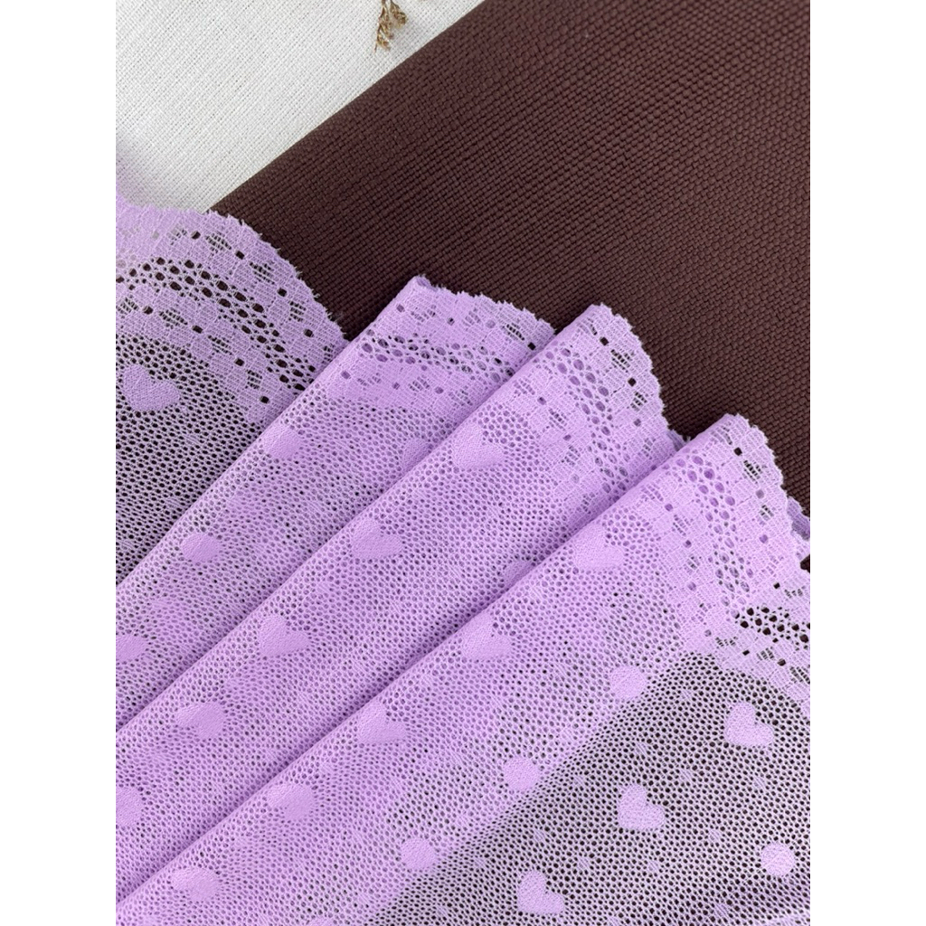 ลูกไม้สีม่วงอ่อน ลายหัวใจ กว้าง 8 นิ้ว เมตรละ 50 บาท สองริม ผ้านิ่ม