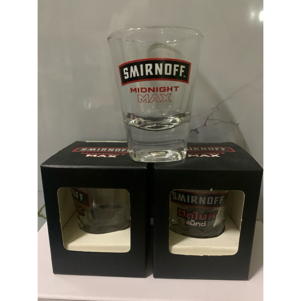 แก้วชอต Smirnoff midnight maxมีกล่องใส่2ใบอีกใบไม่มีกล่องค่ะ