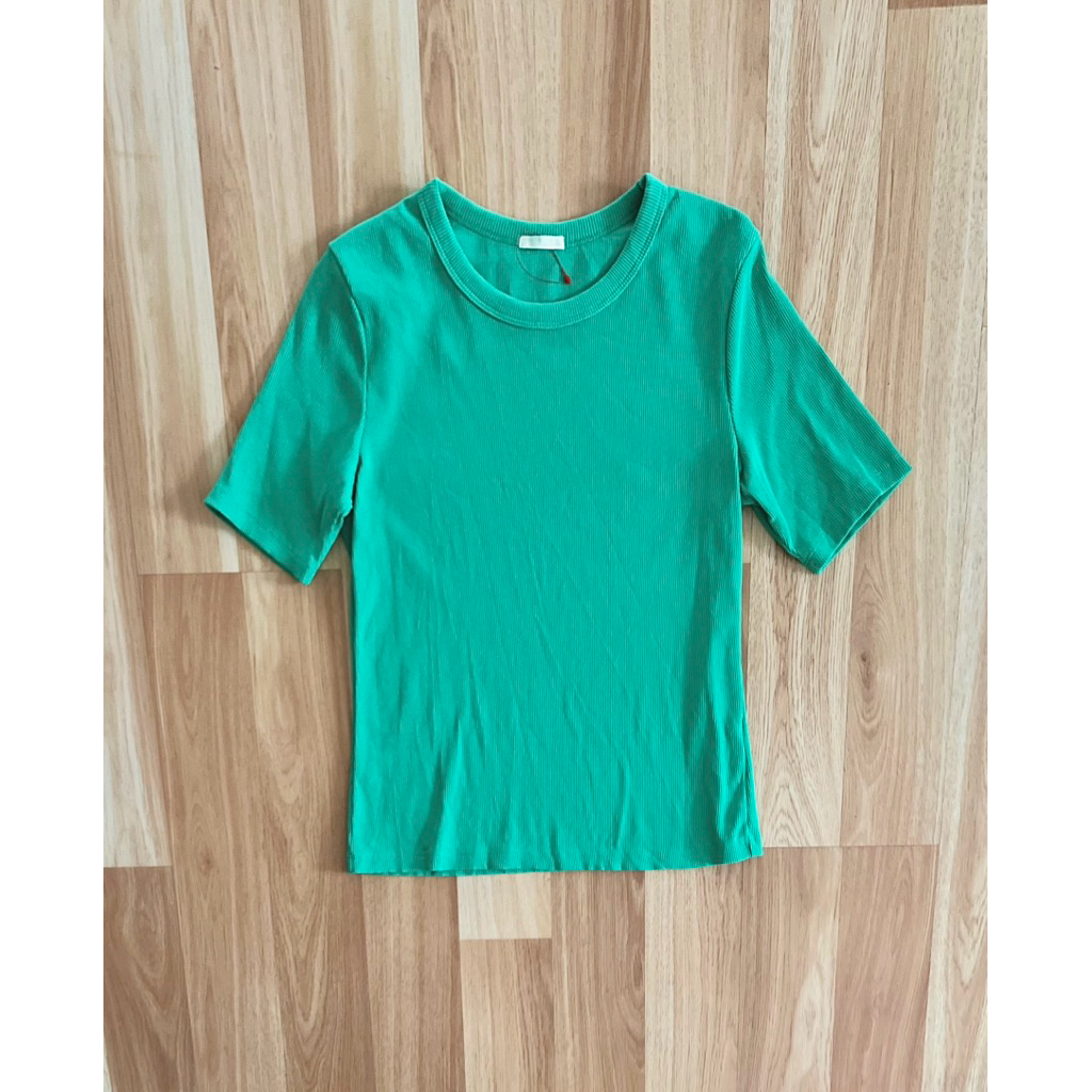 gu rib t shirt เขียว