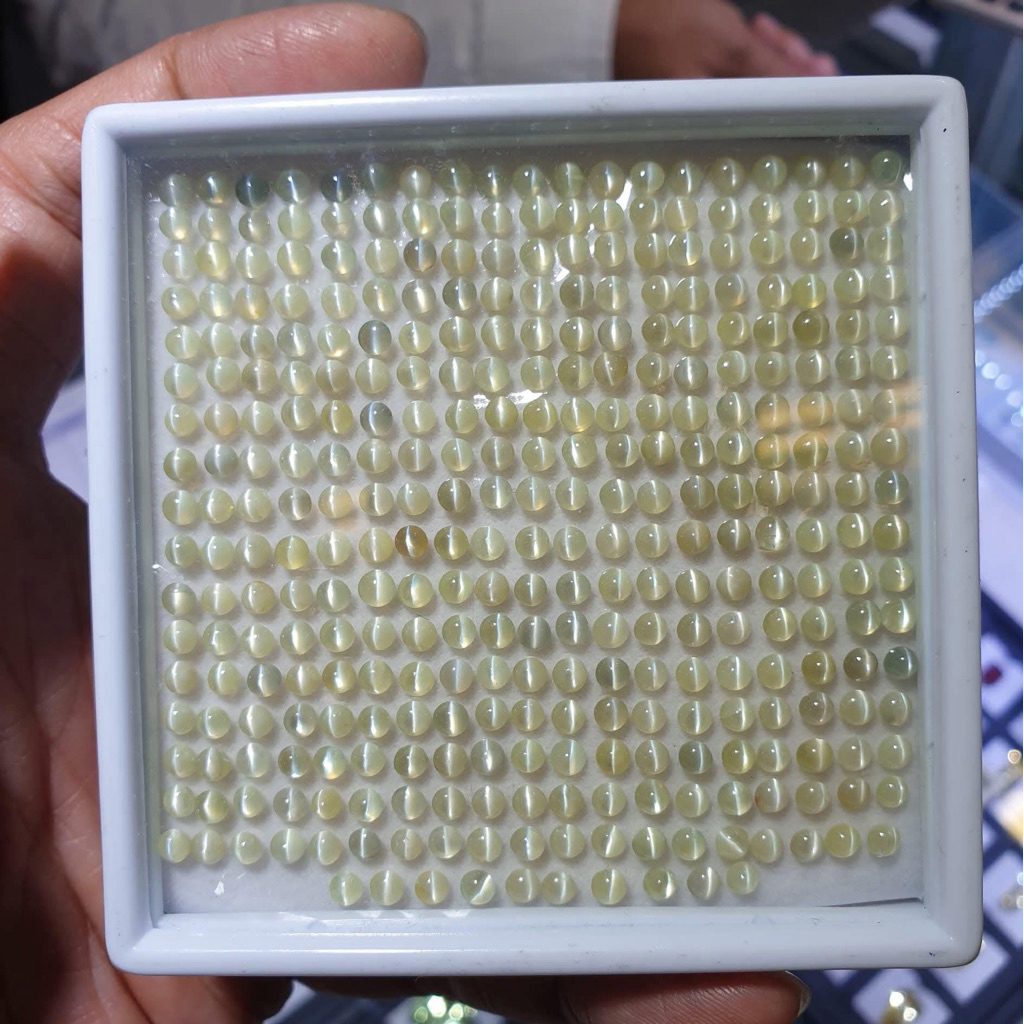 [ 1 ชุด มี 6 เม็ด ] พลอยแท้ ไพฑูรย์ คุณภาพ Top Natural Cat's Eye Chrysoberyl หลังเบี้ย กลม 3มิล ตาแม