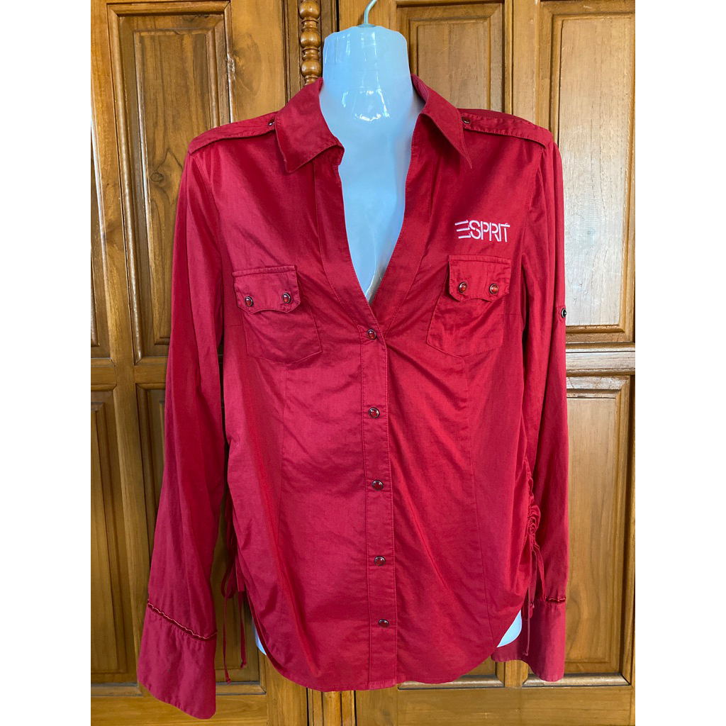 เสื้อเชิ้ตสีแดงESPRIT