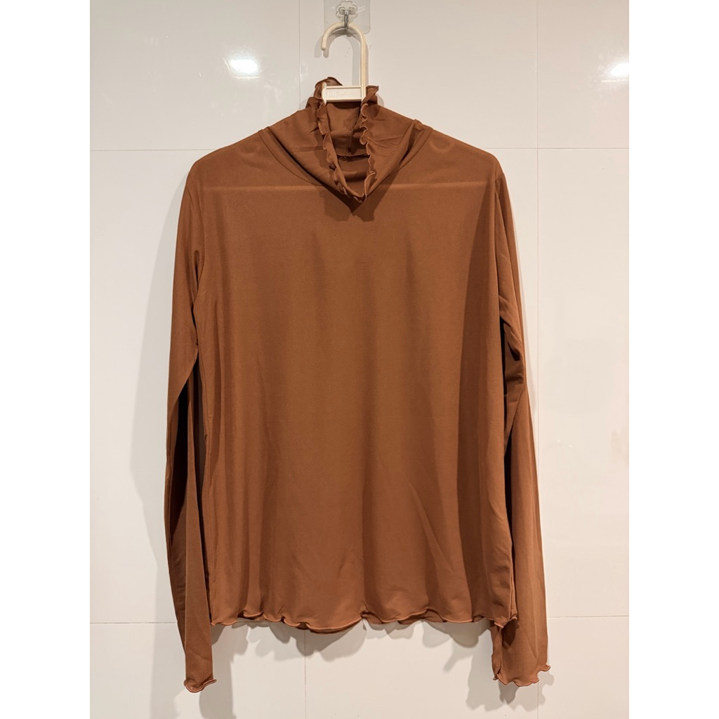 ใหม่มาก🔥GU เสื้อคอปีนผ้ามุ้งเบาๆค่ะ ยืดหยุ่นได้ สีน้ำตาล สวยมาก ไม่มีตำหนิ