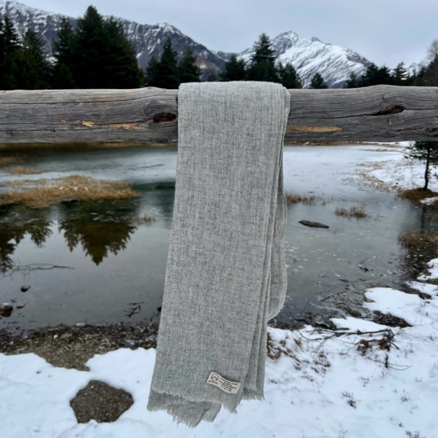 กราวด์ ผ้าพันคอวูลพรีเมียม สีเทาอ่อน / ground premium wool scarf – Light Grey