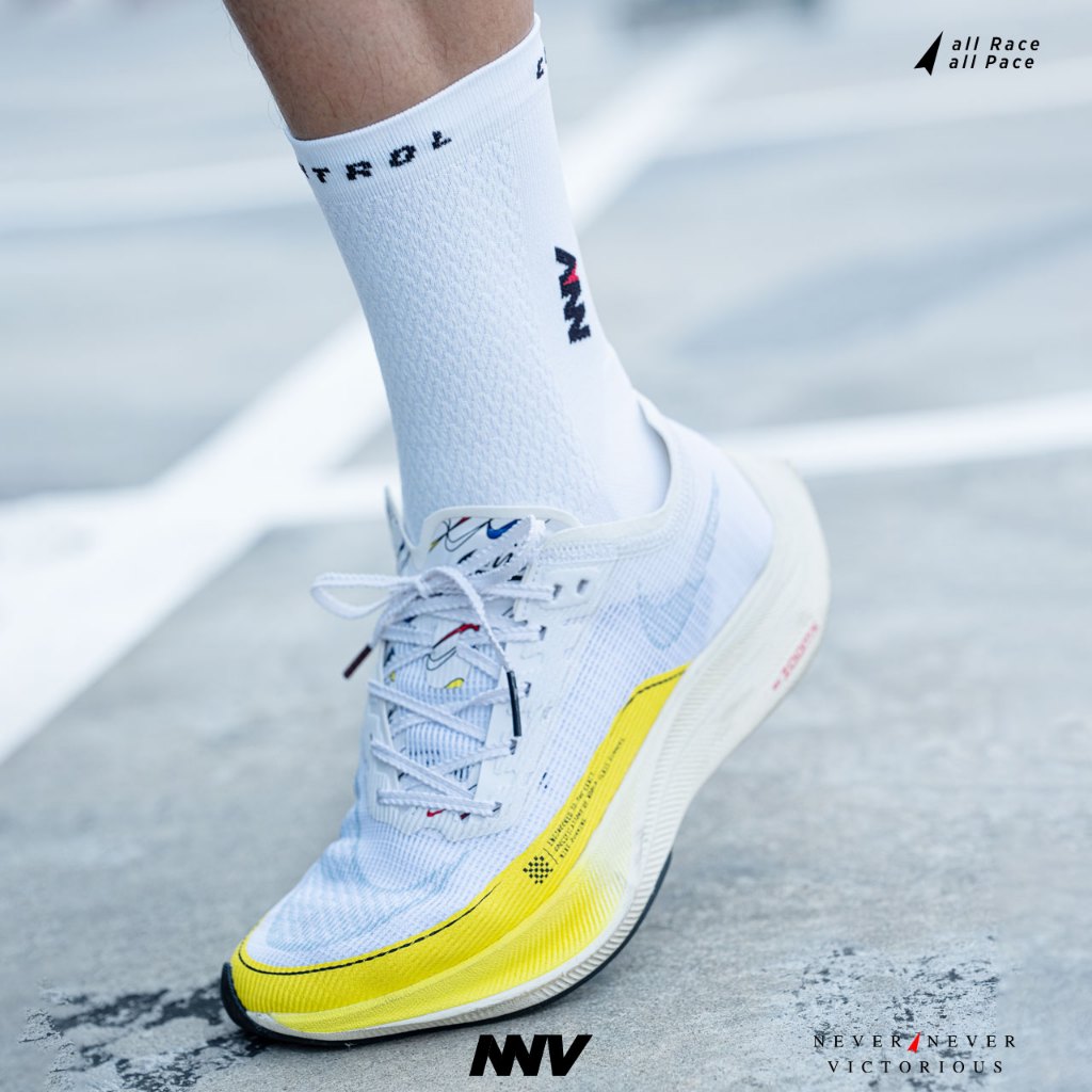 NNV Running Socks / ถุงเท้าไร้ตะเข็บสำหรับวิ่งระยะมาราธอน / ถุงเท้าข้อยาว