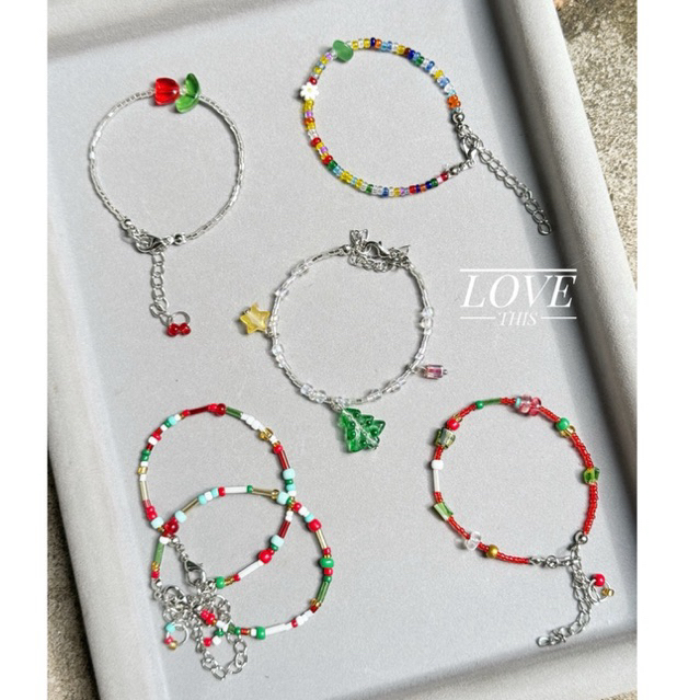 Merry Mini Bracelet Collection สร้อยข้อมือ handmade ลูกปัดโทนสีแดง–เขียวให้กลิ่นอายคริสต์มาสแบบเบา ๆ