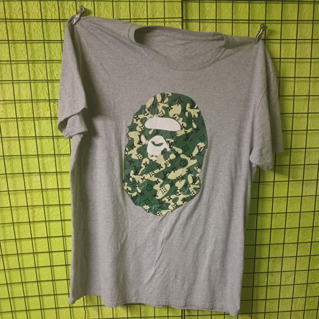 เสื้อยืดมือสอง ต่างประเทศ (ไม่แท้) ลายแบรนด์ Bape Camo X LV Size XL.อก24.5/ยาว30