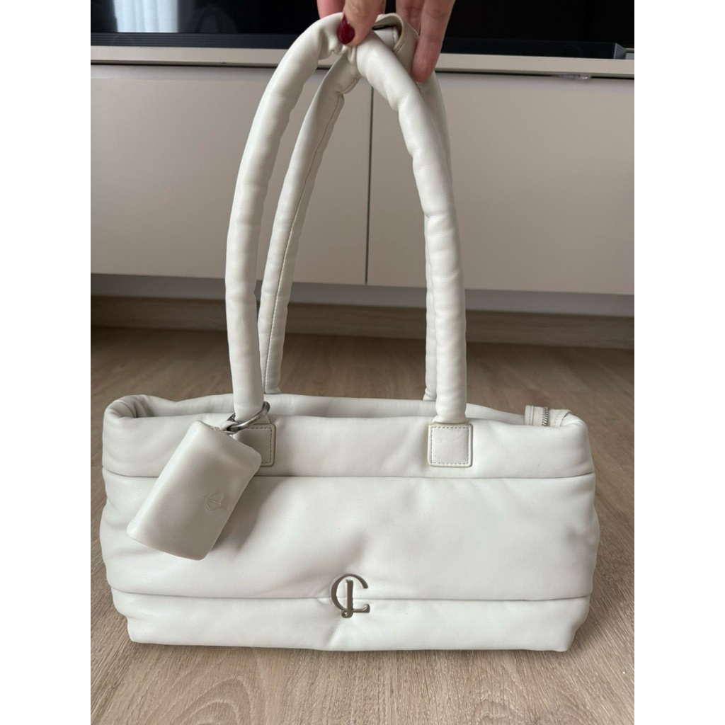 กระเป๋าCarlyn  ของแท้ เป็นหนังนุ่มนิ่ม สี IVORY มือสอง