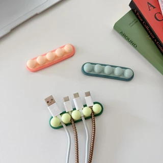 ที่แขวนสายชสร์จ สายUSB 🔥DAYLAN ที่จัดระเบียบสายไฟ สายเคเบิล แก้ปัญหาสายไฟยุ่งเหยิง เพิ่มพื้นที่โต๊ะทำงาน ( 5ช่อง)