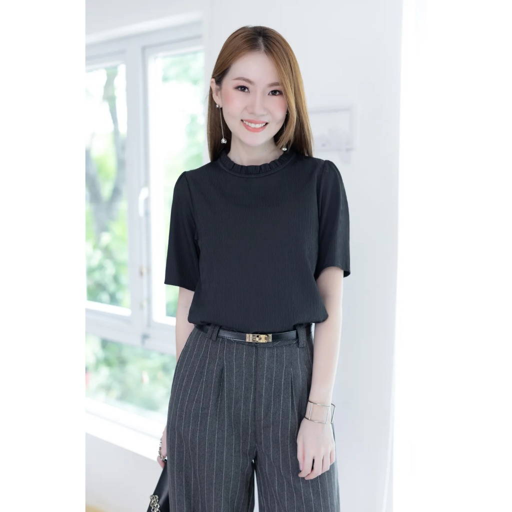 Narinari : MT6752 Ruff Collar Blouse เสื้อคอจีบตั้ง แขนสั้น